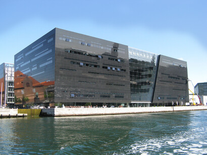 El Diamante negro, Copenhague, edificio de la Bibliuoteca Real de Dinamarca.
la IA permita al mismo tiempo, liberar las tareas mecánicas, como  generación de planos o verificación de normativas, lo que le permitirá dedicar más tiempo a comprender profundamente los problemas espaciales, culturales y sociales que sus proyectos deben resolver.  