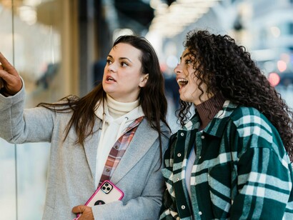 Amigas conversam animadamente. Para mim, não há uma conexão significativa que possa ser mantida sem o diálogo. Essa simples e histórica ferramenta humana capaz de nos conectar, de nos aproximar e, também, de nos afastar. Um diálogo mal conduzido, daquele tipo em que falo o que penso, como penso e quando penso, fingindo escutar o outro pode nos apartar. Afinal, esse não foi um diálogo, mas, sim, um monólogo, que serviu para despejar o ciclone que habitava um ser em outro, sem preocupar-se com este