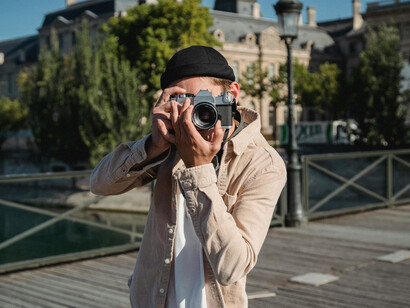 Un joven tomando una fotografía. La labor periodística está amenazada por la inteligencia artificial