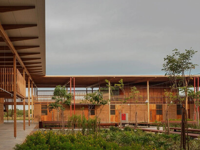 Junto à comunidade indígena, arquitetos construíram uma escola-internato em Formoso do Araguaia, Tocantins, Brasil