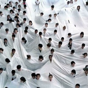 Lygia Pape (Brazilian, 1927–2004), Divisor (Divider), 1967, Performance at Museu de Arte Moderna, Rio de Janeiro, 1990. Photo: Paula Pape © Projeto Lygia Pape