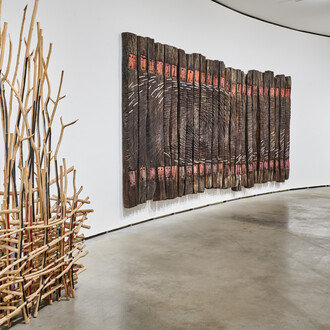 Artes de la Tierra, vista de exhibición. Cortesía de Guggenheim Museum Bilbao