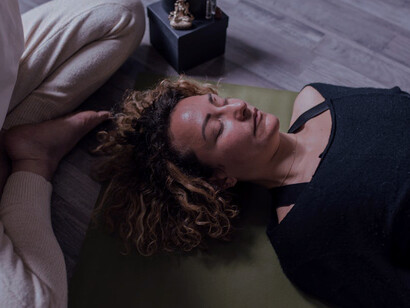 As the Reiki session progresses, the subtle interactions between the healer and the recipient highlight the potential parallels between traditional energy healing and modern scientific concepts of bio-electromagnetic activity