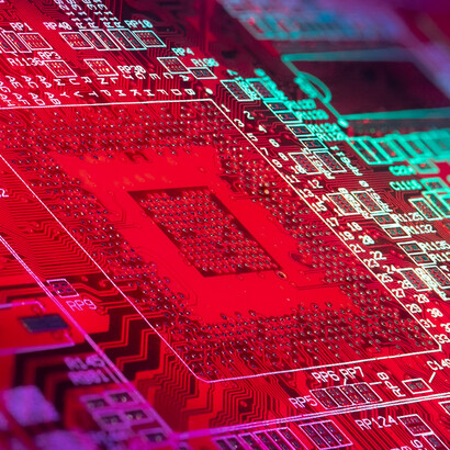 Primer plano de una placa de circuito impreso y componentes electrónicos