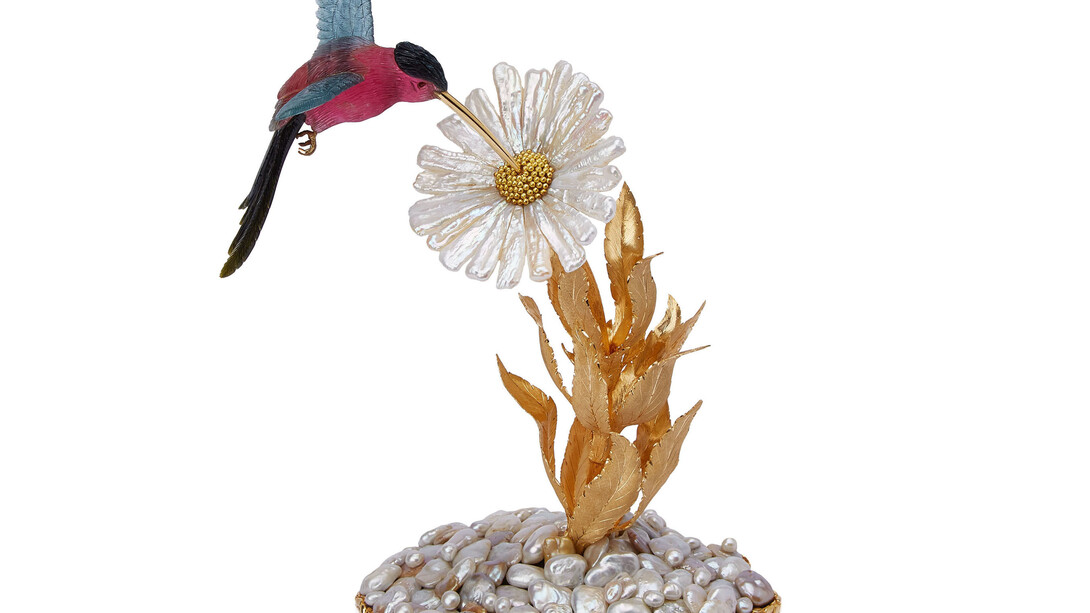 Gianmaria Buccellati, Creazione ornamentale raffigurante un Colibrì in tormalina multicolore con fiore margherita a petali in perle Biwa, foglie in oro e base con perle barocche, 2009 