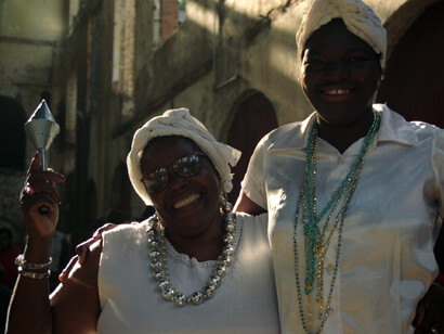 As obrigações de um iaô no candomblé, realizadas após um, três e sete anos, marcam etapas essenciais na jornada espiritual dos iniciados. Batuque de Umbigada de Piracicaba