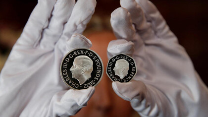 La Royal Mint británica presenta las primeras monedas que incluyen una efigie del rey Carlos III