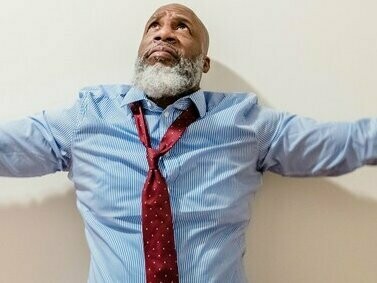 Homem em crise. Não há um tempo definido para a duração dessa crise. Ela pode durar semanas, meses ou até anos. O que irá determinar sua duração são as demandas e a história de vida do indivíduo. A minha, por exemplo, já dura há anos. No entanto, tenho tentado colocar em prática algumas estratégias por meio da psicoterapia