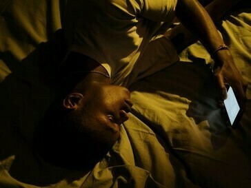 Não o que era no começo, quando tudo era promessas e sorrisos, mas o que é de verdade — um coração incapaz de lidar com profundidade


