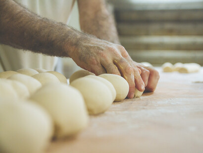 Cuando llega el panadero en su furgoneta pita y los vecinos salen corriendo de sus casas