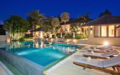 Une luxueuse villa avec piscine à débordement située à Koh Samui, en Thaïlande