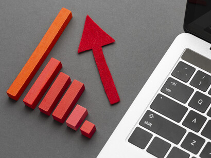 Le graphique ascendant symbolise les couvertures (crédit, interruption élargie) qui stabilisent le flux de trésorerie