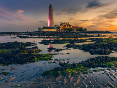 Luz rosa ilumina o Farol de Santa Maria na costa nordeste da Inglaterra. Avança uma espécie de amnésia do mundo anterior e uma dificuldade gigante na formulação de um novo contexto 