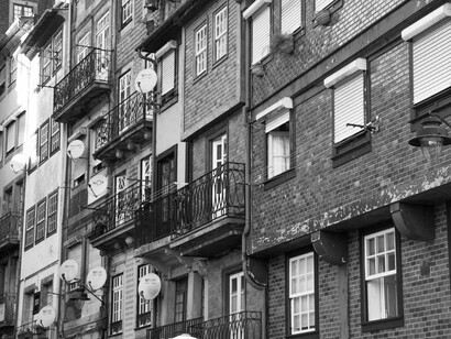 É interessante que, nesta cidade, a paisagem mude de repente, sem dar sinal. Foi o que ocorreu. Saí de uma área mais moderna e, no virar de uma esquina, recuei uns 200 anos