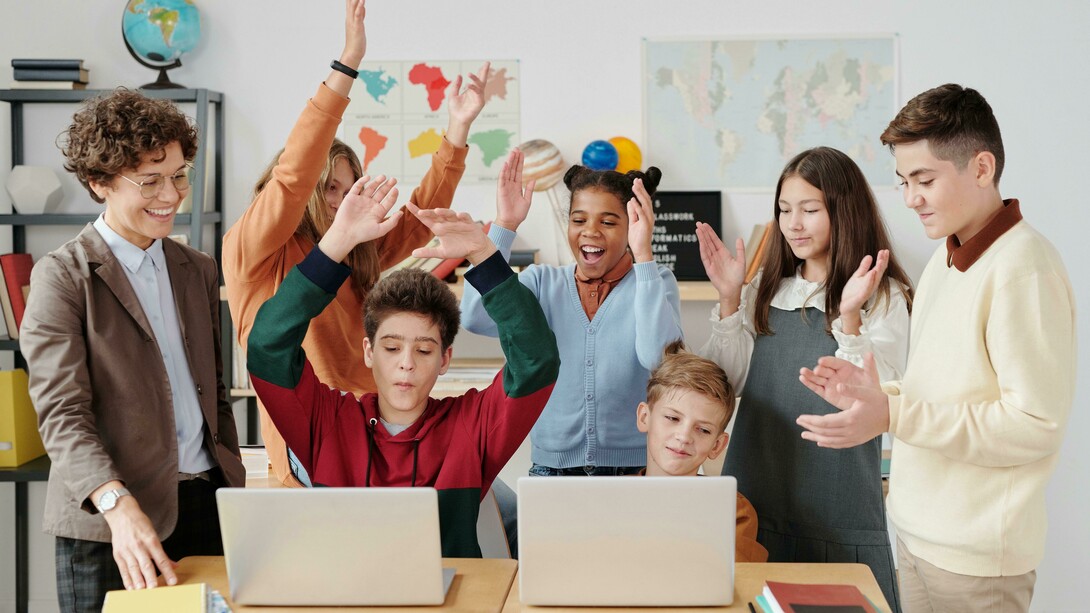 Turma de escola trabalhando com seus computadores. Estamos numa era onde a tecnologia está presente em todos os aspectos do nosso dia a dia. Na área educacional, essa transformação digital oferece acesso a materiais didáticos inovadores, métodos de ensino interativos e espaços de aprendizado colaborativo. A incorporação de plataformas digitais, instrumentos de inteligência artificial e abordagens adaptativas está revolucionando a capacitação profissional, possibilitando que os profissionais se atualizem de maneira constante e em sintonia com as demandas do mercado