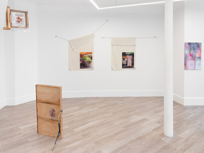 Various artists, How to avoid being wrapped, exhibition view. Courtesy of Krupa Gallery