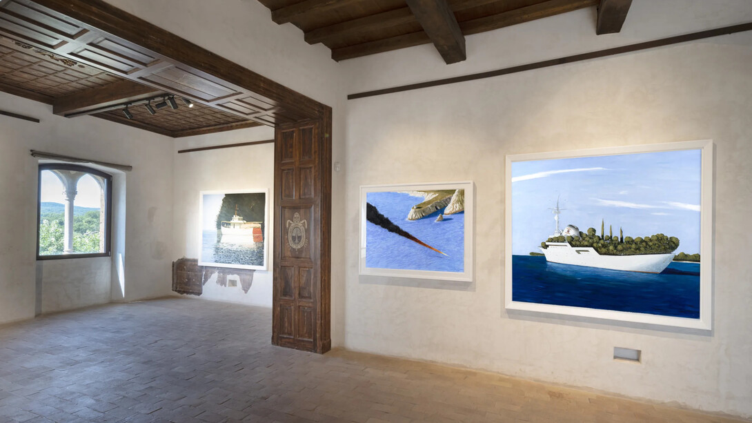 Julio Larraz, Poesia, potere, ironia, exhibition view. Courtesy of the Contini Art Gallery