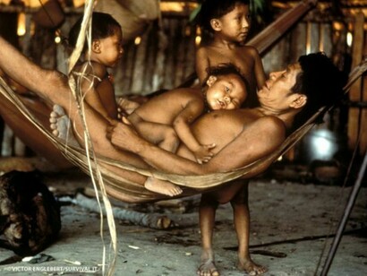 Yanomami descansando en una hamaca junto a su hijo