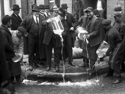 New York, 1920: i boccioni di liquore vengono svuotati per strada