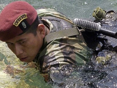 Un kaibil dans les pratiques militaires