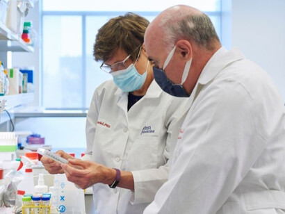 Katalin Karikó y Drew Weissman en el laboratorio de la Universidad de Pensilvania