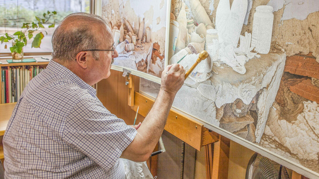 Saorin pintando en su estudio