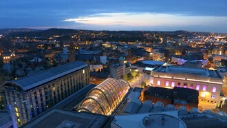 Sheffield, situata nel South Yorkshire, è famosa per la sua storia industriale e il ruolo centrale che ha avuto nella produzione dell’acciaio durante la Rivoluzione Industriale. Sheffield, UK