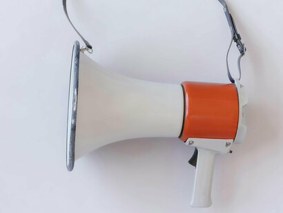 Megafone. Numa altura de múltiplas eleições pelo mundo fora e com 2 guerras terríveis, os discursos sucedem-se, muitas vezes, inspirando-se noutros, anteriores, para deles capitalizarem a força emocional