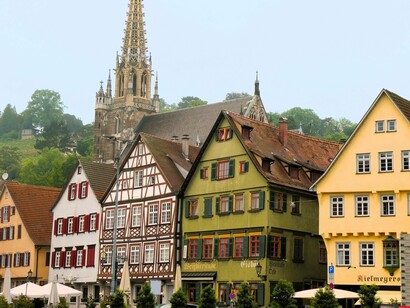 Colorful timber-framed houses line Esslingen’s historic Marktplatz, with the Gothic Church of St. Dionys rising behind