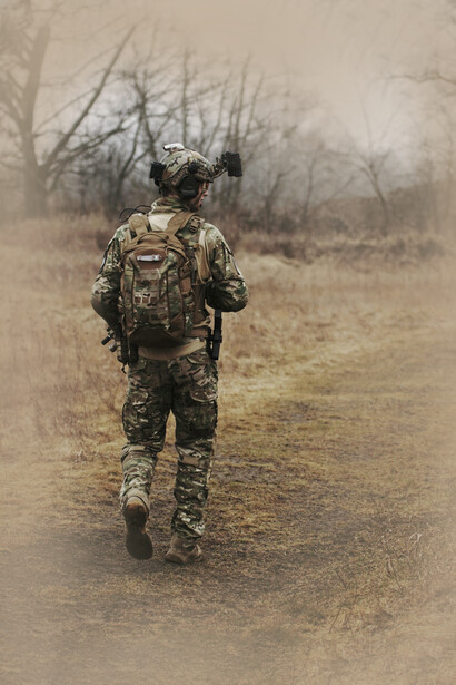 Soldado recorriendo el campo de batalla. La guerra global actual es producto del paradigma del odio y el avance del complejo militar industrial de los Imperios