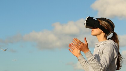 La realidad virtual reproduce una «experiencia» simulada con un entorno completamente digital que está previamente desarrollado por un ordenador u otro dispositivo. 