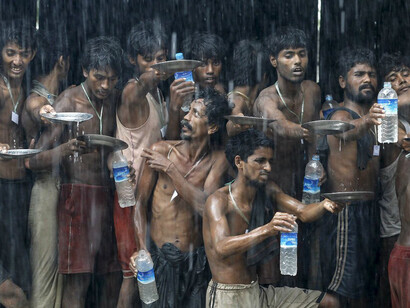 Rohingya waiting for water