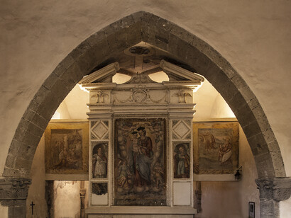 Capranica (Viterbo), Chiesa Madonna delle Grazie, altare maggiore con affresco raffigurante Madonna con Bambino, foto Omar Kheyraoui