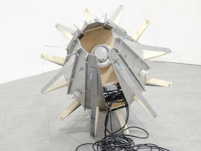 Nicolò Masiero Sgrinzatto, Argàgno, 2020, acciaio, legno, ceramica,  lampadine, aspiratori, cablaggi vari,  90(a) x 93 x 211 cm, particolare