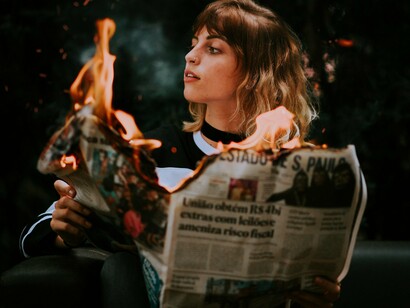 As pesquisas sobre violência de gênero, direitos reprodutivos, trabalho feminino e participação política tornam-se elementos estruturais para a compreensão das transformações sociais recentes. Além disso, os feminismos negros — sobretudo a partir de autoras como Djamila Ribeiro e Carla Akotirene — impulsionam a reflexão historiográfica para além dos marcos explicativos eurocentrados, introduzindo debates sobre interseccionalidade, colonialidade e produção de conhecimento