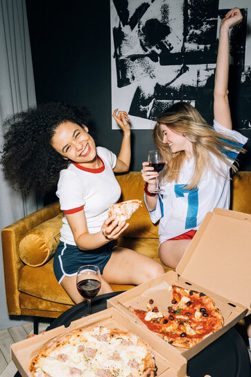Amigas curtem primeira noita de viagem programada para as férias coletivas do trabalho