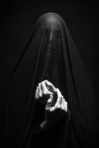 A veces me encuentro a la bruja en los reflejos de los vidrios. No me sonríe: solo me ve pasar y desaparece