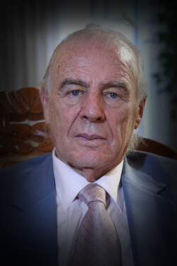 Jorge Lavandero, en su departamento, durante su periodo como senador de la República de Chile