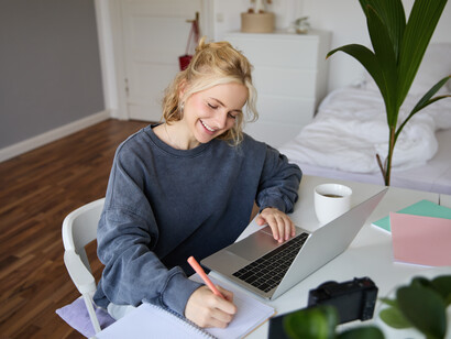 Trabajar en casa significa trabajar, nadie para platicar. Después de cinco años a veces lo añoro