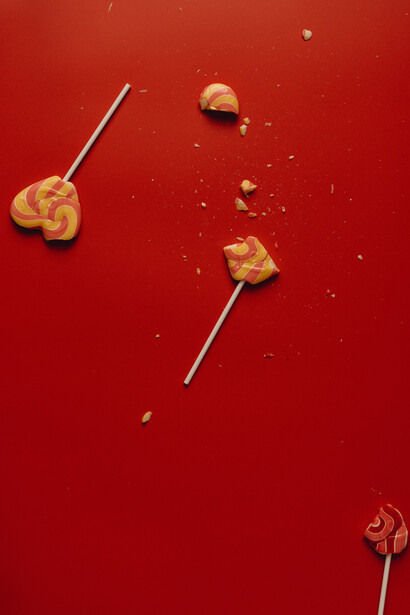 Corazones rotos de caramelo, símbolo de desamor