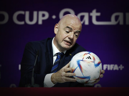 Giovanni Vincenzo Infantino es un abogado italosuizo, ​ que desde el 26 de febrero de 2016 se desempeña como presidente de la FIFA.​ Fue secretario general de la UEFA entre 2009 y 2016