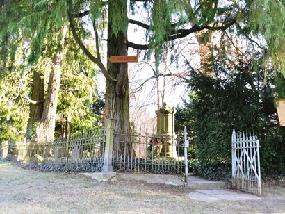 Hay soledades que socavan el corazón, ensordecen y vacían el alma. Como cuando sentimos que todos nuestros afectos están lejos y solo deseamos un abrazo que vuelva a componer nuestros pedazos. Cementerio Solitude-Friedhof, 2012, Stuttgart, Alemania