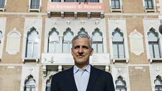 Adriano Pedrosa é o primeiro latino-americano a dirigir a Bienal de Veneza, trazendo uma perspectiva inclusiva com a exposição "Foreigners Everywhere", que celebra diversidade cultural, questões indígenas e arte queer