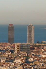 La Villa Olímpica, construida para y por las olimpiadas de 1992, Torre Mapfre y Hotel Arts vistos desde el parque del Putxet, Barcelona, España