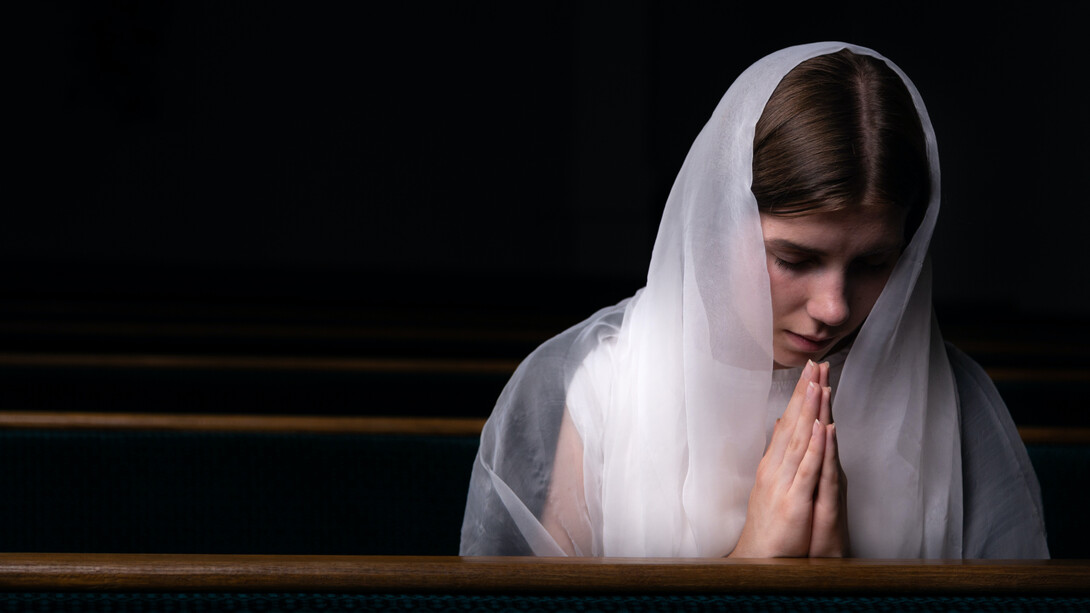 Según la religión: la desobediencia, soberbia luciferina, instituye a la mujer como causa que activa el pecado