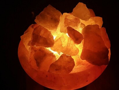 Lampada di sale. Tante persone permettono agli altri, con un meccanismo inconscio e quindi inconsapevole, di risucchiare la propria energia