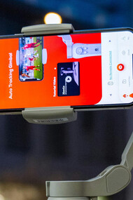 Gimble ultrasônico acoplado a celular em feira de tecnologia 