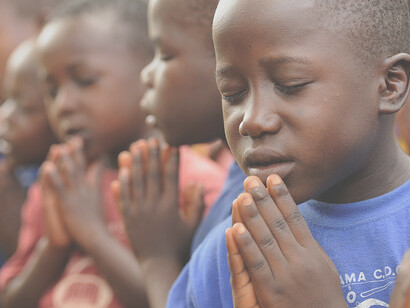 Niños rezando: de alguna manera tenemos que ir más allá de las visiones estrechas de la mente para darnos cuenta de la unicidad de la vida