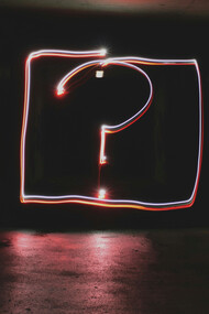 O estrondo ecoou quando o grande portal se abriu com força, e ela o atravessou, apressada e rubra de raiva