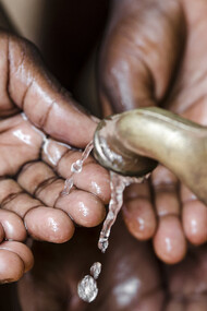 El agua nos da la vida, no se puede aceptar que se mercantilice para controlar esa misma vida